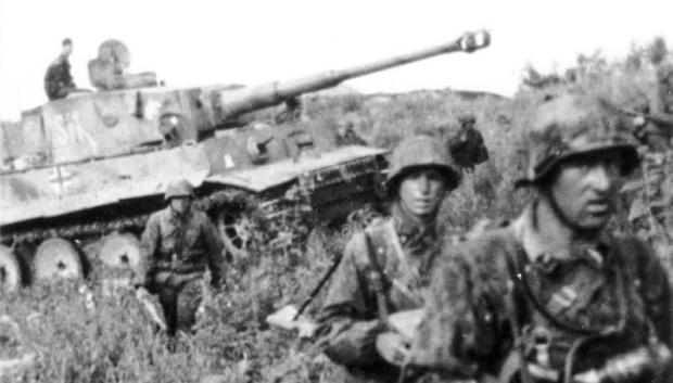 Granaderos Panzer junto a un Tiger I de la 2.ª División SS Das Reich, durante los combates