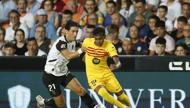 Lamine Yamal encara a Jesús Vázquez en el Valencia vs Barça