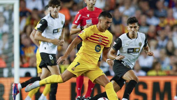 Ferran Torres protege un balón en el duelo frente al Valencia