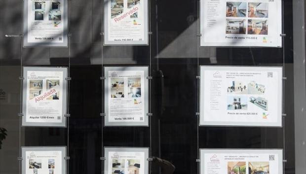 Anuncios de pisos en venta en una inmobiliaria, en Madrid.