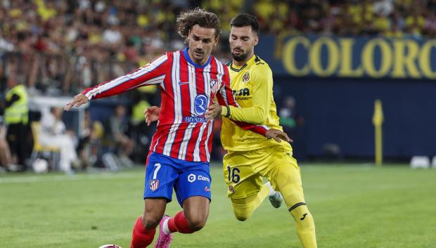 Griezmann y Baena pelean por un balón