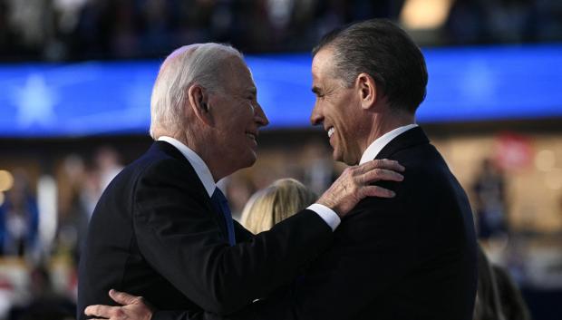 El presidente Joe Biden junto a su hijo Hunter en la Convención Nacional Republicana