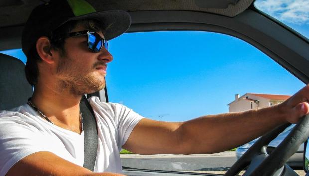 Gorra y gafas de sol dentro de un coche, un reclamo seguro