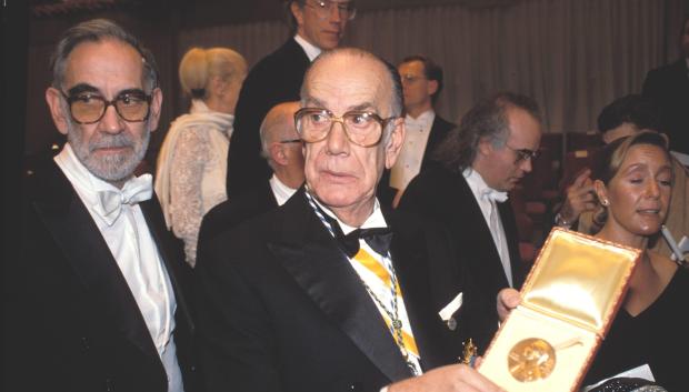 El escritor Camilo José Cela muestra su medalla del Premio Nobel en 1989
