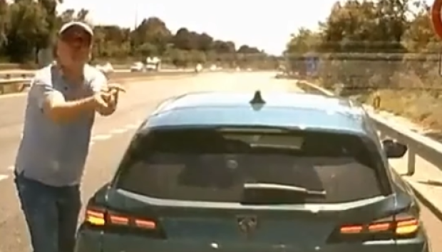 Un buen samaritano se baja del coche para ayudarte y luego te roba