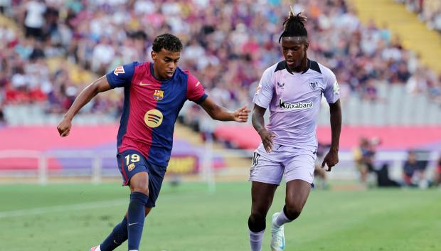 Lamine Yamal conduce un balón frente a Nico Williams