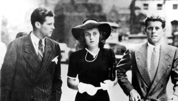 Joe Jr., Kathleen y John Kennedy, hijos del embajador de Estados Unidos en Inglaterra, Joseph P. Kennedy padre
