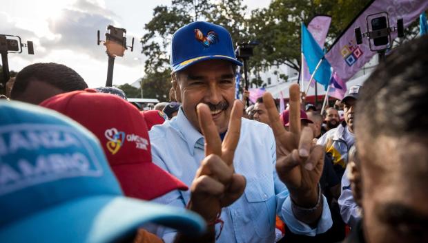 El presidente de Venezuela, Nicolás Maduro, saluda a simpatizantes en una manifestación a favor de su Gobierno, este sábado en Caracas (Venezuela)