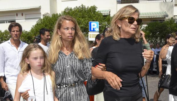 Carla Goyanes and Cari Lapique during the funeral of Cartina Goyanes in Marbella, August 27, 2024