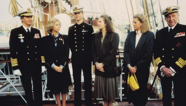 Los Reyes Don Juan Carlos y Doña Sofía, las Infantas Elena y Cristina y el Conde de Barcelona despiden al Príncipe de Asturias a bordo del Juan Sebastián Elcano