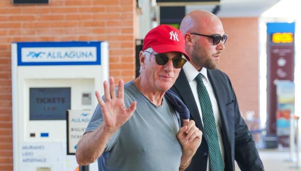 A sus 75 años, el actor se encuentra en plena forma. Esta imagen fue tomada esta semana en el festival de Venecia. El actor lleva un look de lo más juvenil con vaqueros, gorra y camiseta