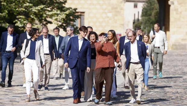 El presidente de la Generalitat, Salvador Illa, y los 16 consejeros de su gobierno, en el Monasterio de Poblet (Tarragona)