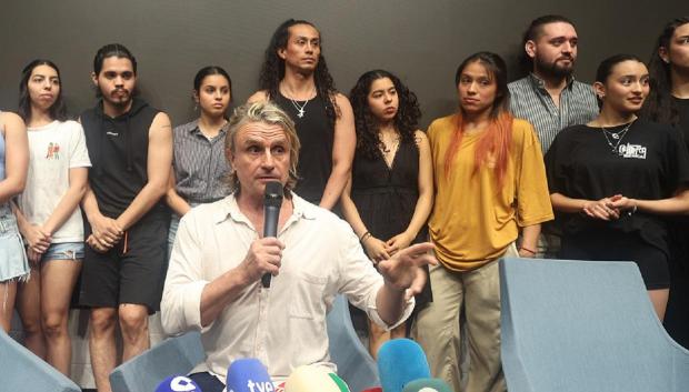 El productor musical Nacho Cano ofrece declaraciones a los medios, a 9 de julio de 2024, en Madrid (España). Nacho Cano ha atendido a los medios de comunicación tras ser detenido por contratar presuntamente a inmigrantes irregulares para su musical 'Malinche'. En concreto, se le acusa de un presunto delito contra los derechos de la población inmigrante y otro contra los derechos de los trabajadores. Tras tomarle declaración este martes, 9 de julio, ha quedado en libertad con cargos a la espera de una citación judicial.
Ricardo Rubio / Europa Press
09/7/2024