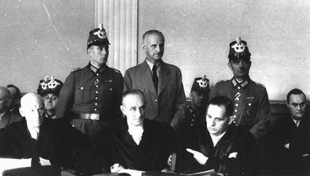 Carl Goerdeler en el centro de pie