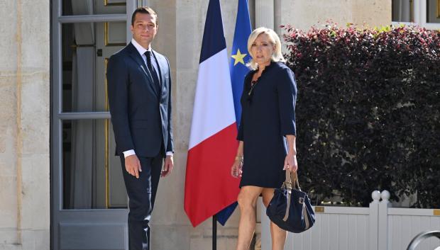 El eurodiputado, Jordan Bardella, junto a Marine Le Pen, presidenta de la RN