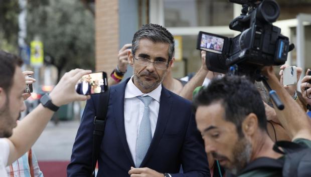 Jaime Campaner, abogado del futbolista del Valencia CF Rafa Mir, rodeado de periodistas este miércoles en Valencia