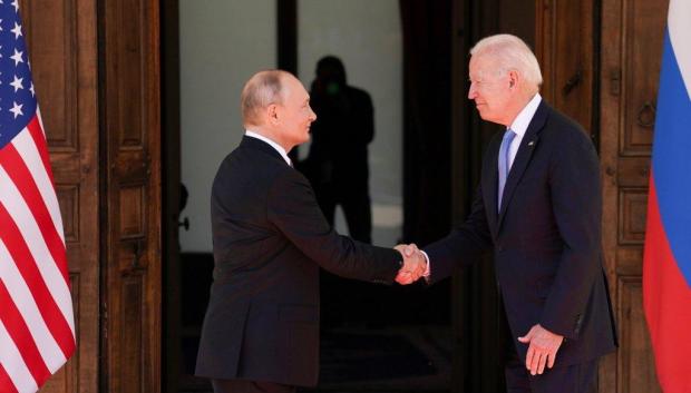 Putin saluda a Biden en una reunión de 2021