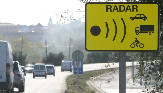 Señal de aviso de radar en una carretera, en una imagen de archivo