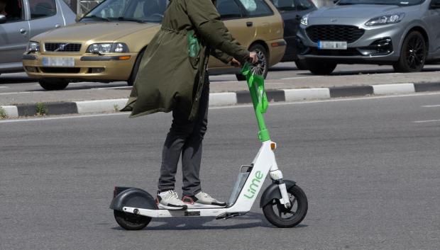 Un hombre montado en un patinete eléctrico