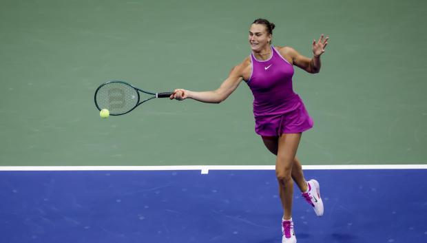 Sabalenka ejecuta un punto durante la final