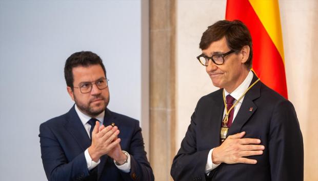 El expresident de la Generalitat, Pere Aragonès (i) y el nuevo president de la Generalitat de Cataluña, Salvador Illa