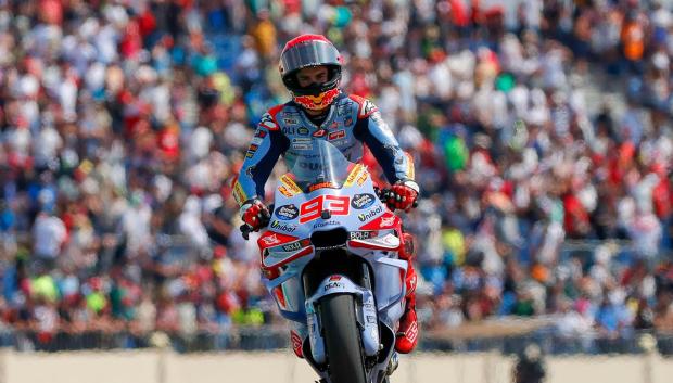 El piloto español de MotoGP Marc Márquez celebra su victoria en Aragón