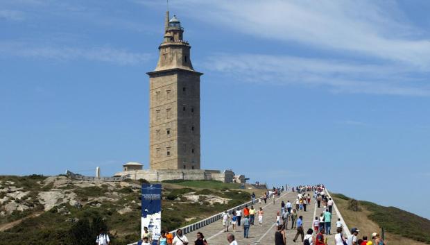Gente paseando por la zona de la Torre de Hércules en La Coruña