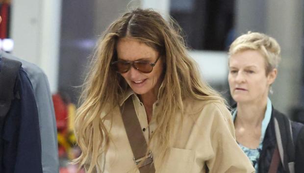 Elle Macpherson a su llegada al aeropuerto de Sydney