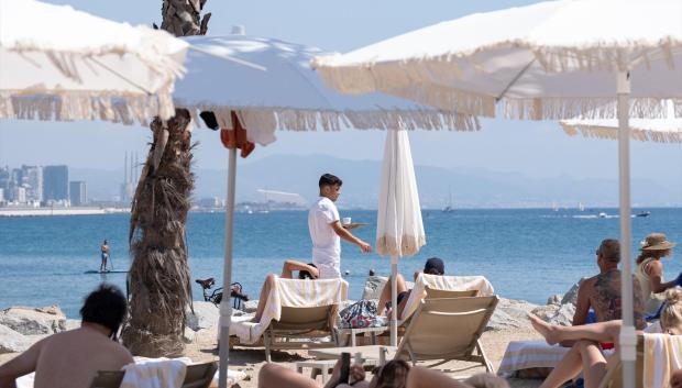 (Foto de ARCHIVO)
Turistas en las inmediaciones del Hotel W, a 5 de agosto de 2024, en Barcelona, Cataluña (España). Cataluña ha recibido 9,1 millones de visitantes extranjeros entre los meses de enero y junio de 2024, lo que representa un incremento del 12,4% respecto al mismo período del año pasado, según datos provisionales de la Estadística de Movimientos Turísticos en Fronteras del Instituto Nacional de Estadística (INE). Estas cifras sitúan a Cataluña como la primera comunidad autónoma de destino del turismo internacional en todo España, con el 21,5% de los visitantes. En junio, el turismo extranjero alcanzó los 2 millones de visitantes en Cataluña, un 10,1% más que en junio de 2023.
David Zorrakino / Europa Press
05 AGOSTO 2024;TURISMO;EXTRANJEROS
05/8/2024