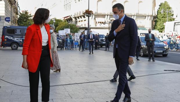 Pedro Sánchez a su llegada a la Puerta del Sol, recibido por Isabel Díaz Ayuso
