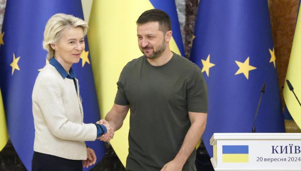 La presidenta de la Comisión Europea, Ursula Von der Leyen, saluda al presidente de Ucrania, Volodímir Zelenski