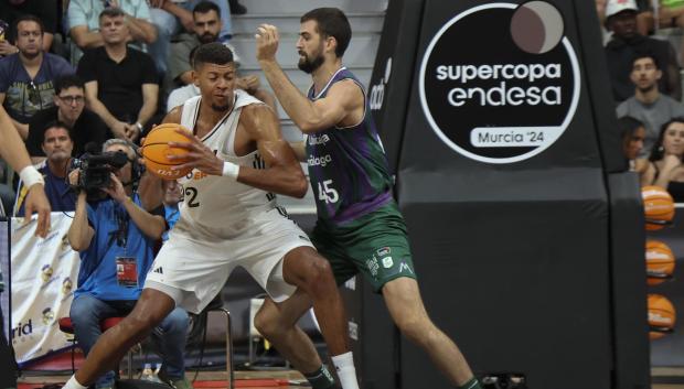 Tavares (i), del Real Madrid, ante Davis Kravish (d), del Unicaja, durante la Final de la Supercopa