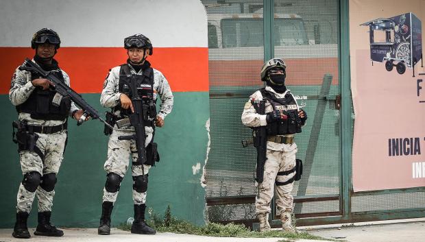 Miembros de la Guardia Nacional y del Ejército Mexicano resguardan un predio donde se encontró la construcción de un narco túnel entre México y Estados Unidos, este miércoles en la ciudad de Tijuana (México)