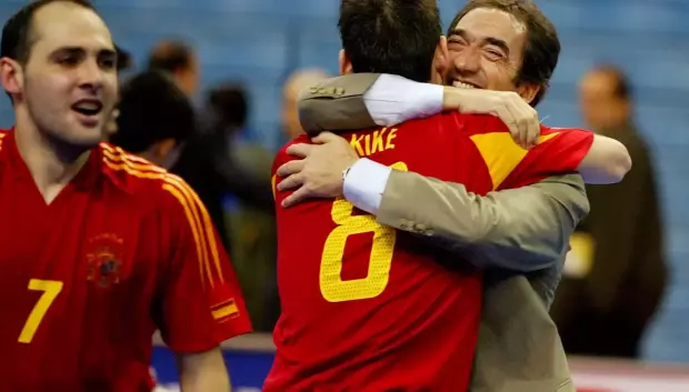 Javier Lozano se abraza a Kike Boned tras alzar el Mundial de 2004