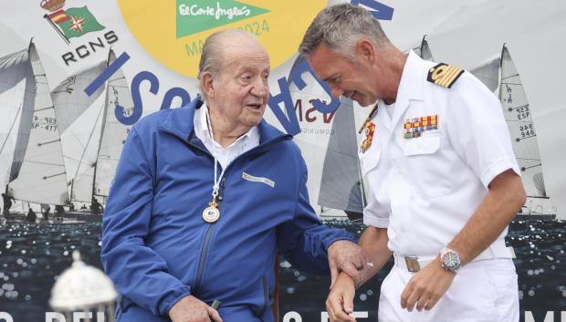 The King emeritus Juan Carlos I receives a medal at the Sanxenxo yacht club. In Sanxenxo on 29 September 2024