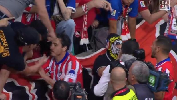 José María Giménez pide a los ultras del Frente Atlético que dejen de tirar objetos