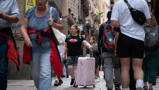 (Foto de ARCHIVO)
Varios turistas en el centro de Barcelona, a 17 de septiembre de 2024, en Barcelona, Catalunya (España). El teniente de alcalde de Economía en el Ayuntamiento de Barcelona ha defendido la decisión del gobierno municipal de extinguir los pisos turísticos en 2028, después de que este lunes el presidente de la Asociación de Apartamentos Turísticos de Barcelona (Apartur) señalase que las reclamaciones de responsabilidad patrimonial suman 1.000 millones de euros.

David Zorrakino / Europa Press
17 SEPTIEMBRE 2024;PISOS;TURISMO;PISOS TURÍSTICOS;APARTAMENTOS;APARTAMENTOS TURÍSTICOS;
17/9/2024
