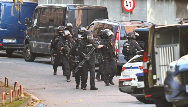 Un dispositivo de agentes de la Ertzaintza en Baracaldo, Vizcaya