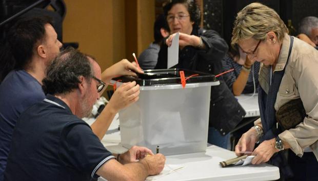 Una señora vota durante el referéndum ilegal de 2017, en Cataluña
