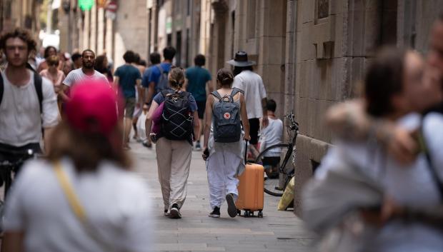 (Foto de ARCHIVO)
Varias personas pasean por Las Ramblas, a 30 de junio de 2023, en Barcelona, Cataluña (España). Cataluña fue el segundo destino turístico de España entre enero y mayo, solo por detrás de Baleares, con cerca de 1'8 millones de visitantes. El ministerio de Industria, Comercio y Turismo prevé que los datos de verano en toda España serán positivos después de que el balance del mes de mayo supusiera un aumento de un 4% de ocupación respecto al año anterior y el gasto de los turistas subiera en un 21%.

David Zorrakino / Europa Press
04 JULIO 2023;TURISMO;TURISTAS;MALETAS;VIAJE;VACACIONES;VERANO;
30/6/2023