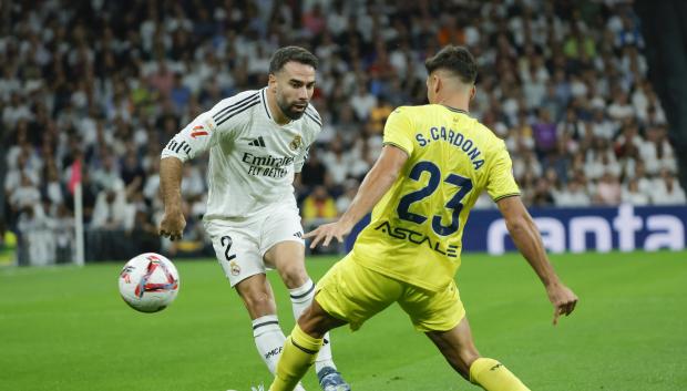 El defensa del Real Madrid Dani Carvajal (i) ante el defensa del Villarreal Sergi Cardona durante el partido de la jornada 9 de Liga que disputan Real Madrid y Villarreal este sábado en el estadio Santiago Bernabéu