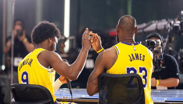 LeBron James con su hijo Bronny en el Media Day de la NBA