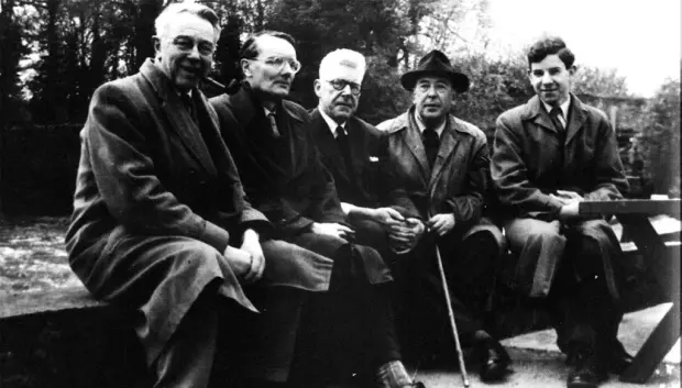 De izquierda a derecha en la imagen, JRR Tolkien, Owen Barfield, Charles Williams, CS Lewis y una quinta persona que les acompaña. Juntos formaban parte del grupo The inklings. / Foto: Marion E. Wade Center, Wheaton College.
