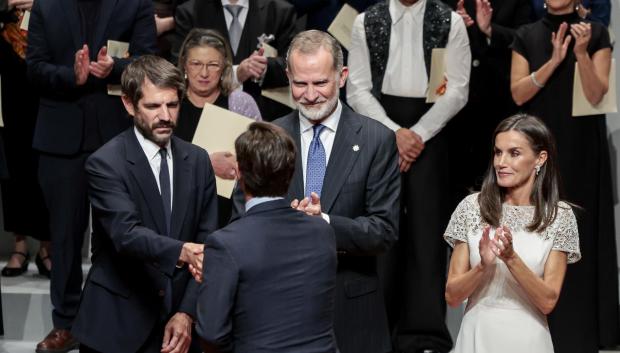 El Juli saluda al ministro Urtasun en presencia de los Reyes tras recoger el último Premio Nacional de Tauromaquia