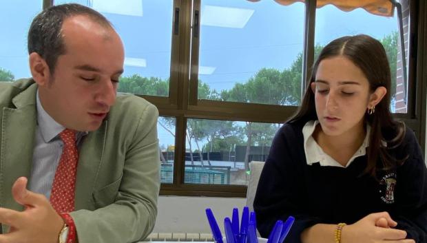 El subdirector del Everest School, Antonio Fraile junto a Victoria, una alumna del centro