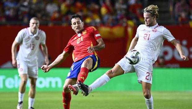 Mikel Oyarzabal intenta despejar un balón ante Hjulmand