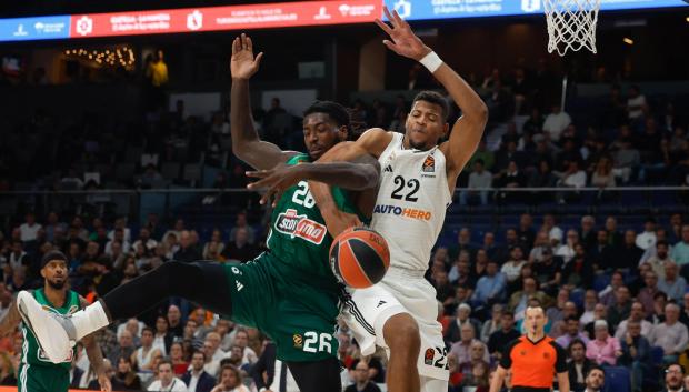 Edy Tavares en acción ante Matthias Lessort