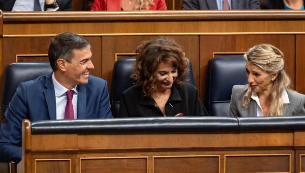 Pedro Sánchez y las vicepresidentas Montero y Díaz bromean en sus escaños