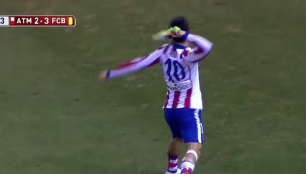 Arda Turan lanzó una bota a Gil Manzano en 2015