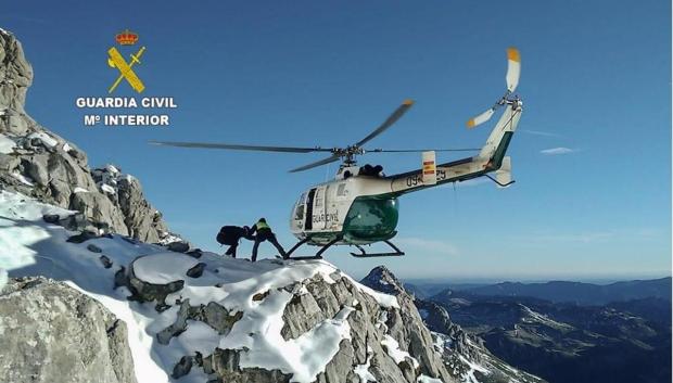 Un helicóptero de la Guardia Civil en labores de rescate en Sierra Nevada (archivo)